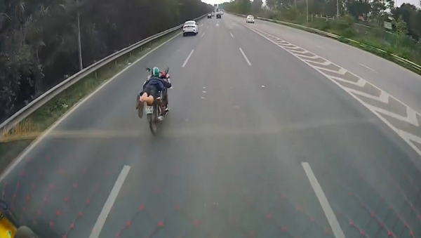 Cảnh sát triệu tập tài xế xe máy “diễn xiếc” trên Đại lộ Thăng Long -0