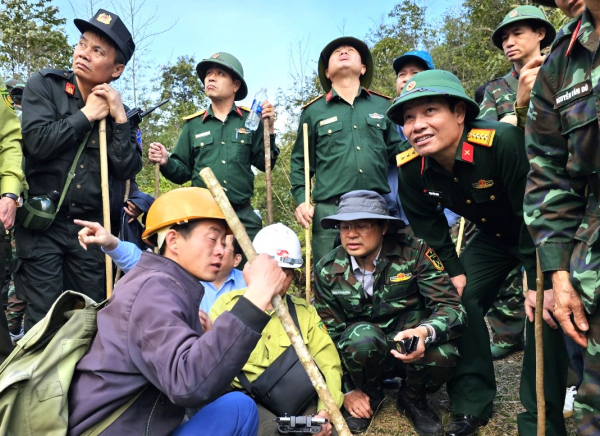 Ăn gió, nằm sương phối hợp với các lực lượng chữa cháy rừng -0