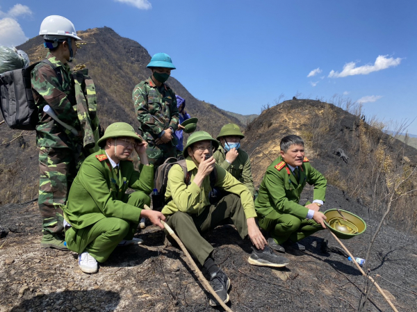 Ăn gió, nằm sương phối hợp với các lực lượng chữa cháy rừng -2