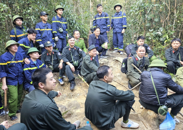 Ăn gió, nằm sương phối hợp với các lực lượng chữa cháy rừng -3