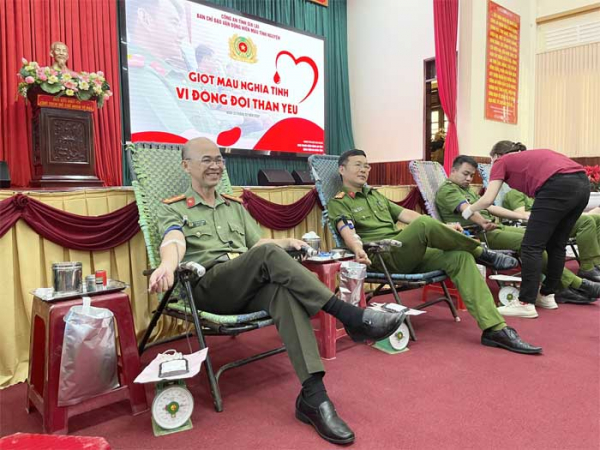 Công an Gia Lai đóng góp 173 đơn vị máu vào kho dự trữ của Bệnh viện đa khoa tỉnh -2