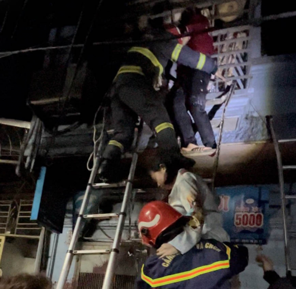 Cảnh sát kể chuyện chạy đua tử thần, giải cứu 3 người mắc kẹt trong đám cháy ở Hà Nội -0