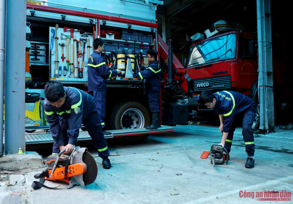 Cảnh sát kể chuyện chạy đua tử thần, giải cứu 3 người mắc kẹt trong đám cháy ở Hà Nội -0