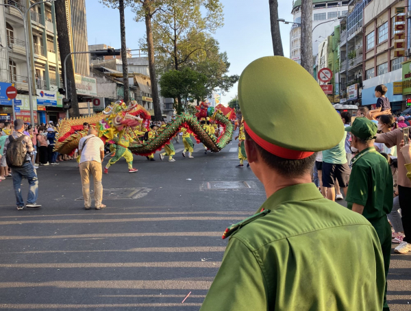 Hàng trăm cán bộ chiến sĩ đội nắng bảo vệ ANTT tại lễ hội Tết Nguyên tiêu ở Chợ Lớn -2
