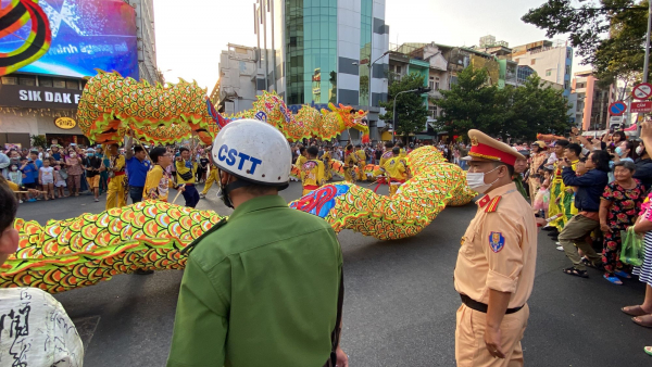 Hàng trăm cán bộ chiến sĩ đội nắng bảo vệ ANTT tại lễ hội Tết Nguyên tiêu ở Chợ Lớn -3