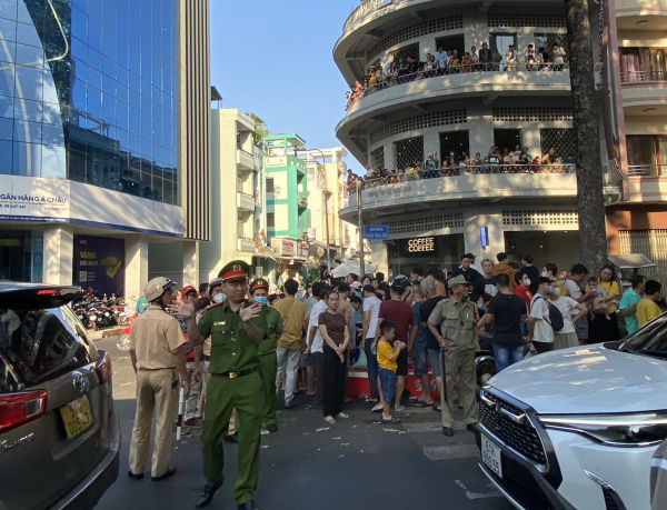 Hàng trăm cán bộ chiến sĩ đội nắng bảo vệ ANTT tại lễ hội Tết Nguyên tiêu ở Chợ Lớn -8