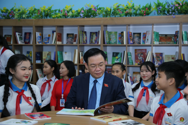 Chủ tịch Quốc hội Vương Đình Huệ trao tặng món quà đặc biệt cho thầy trò trường THCS Nam Thanh -0