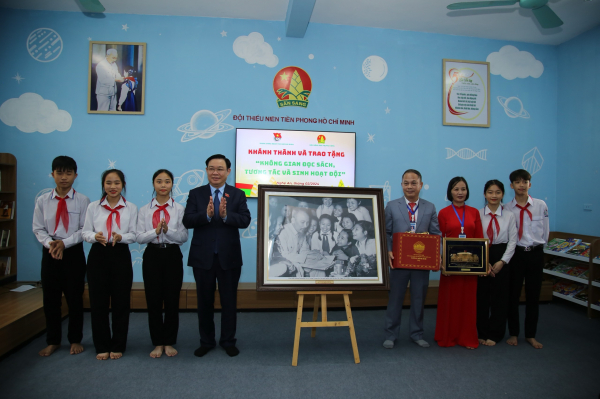 Chủ tịch Quốc hội Vương Đình Huệ trao tặng món quà đặc biệt cho thầy trò trường THCS Nam Thanh -0