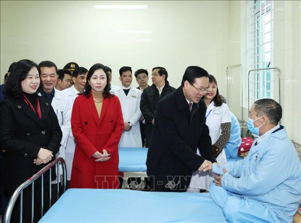 Chủ tịch nước Võ Văn Thưởng thăm, chúc mừng các y, bác sĩ tại tỉnh Hà Nam -0