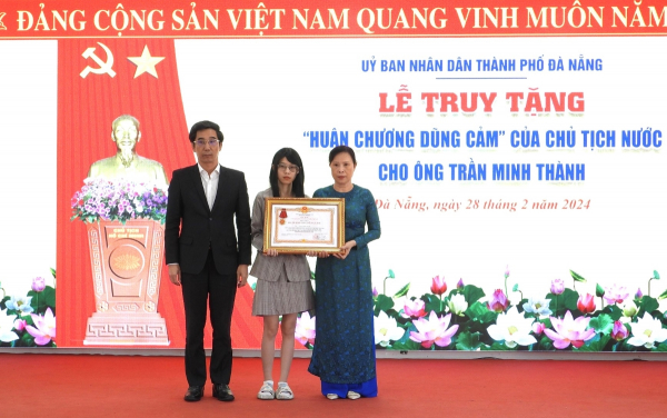 Truy tặng “Huân chương dũng cảm” cho nhân viên bảo vệ bị kẻ cướp sát hại -0