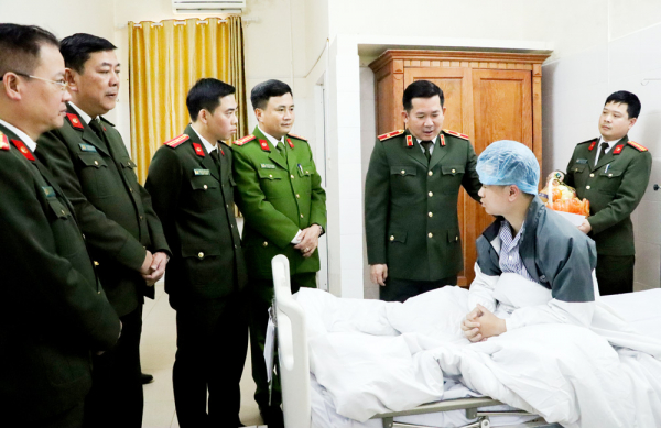 Thiếu tướng Đinh Văn Nơi thăm hỏi chiến sĩ bị thương khi làm nhiệm vụ -0