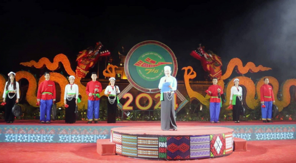nhà thơ bùi tuyết mai (dân tộc mường) đọc thơ trong đêm nguyên tiêu.jpg -1