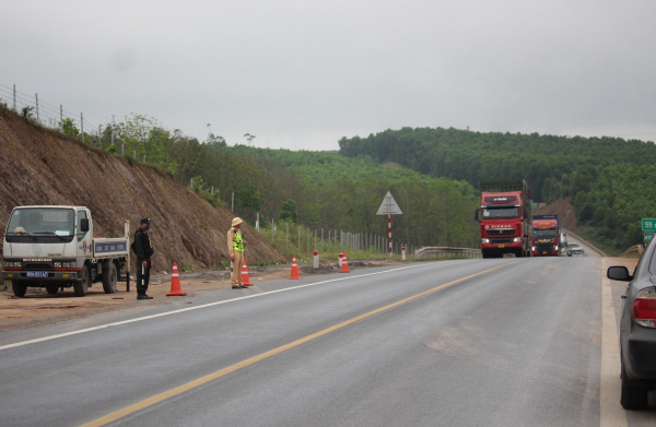 Đề xuất bổ sung nhiều giải pháp đảm bảo an toàn giao thông cao tốc Cam Lộ - La Sơn -0