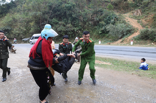 Trên đường đi công tác, lực lượng Công an kịp thời cứu người bị nạn do va chạm giao thông -1