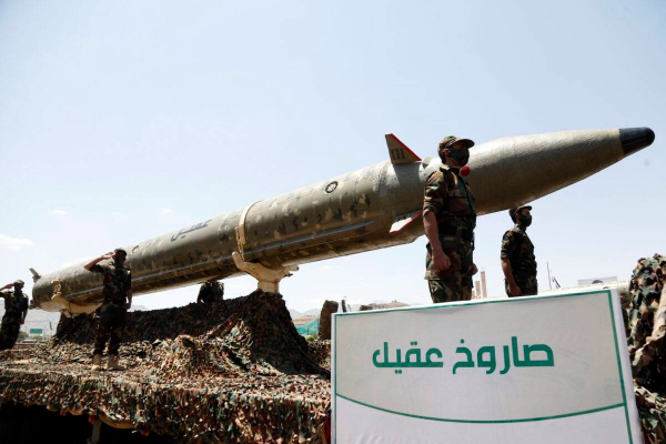 Mỹ bắn nổ 6 tên lửa Houthi trên bệ phóng -0