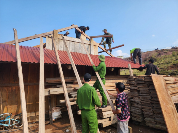 Công an xã vùng cao giúp người dân dựng lại nhà sau mưa đá -0