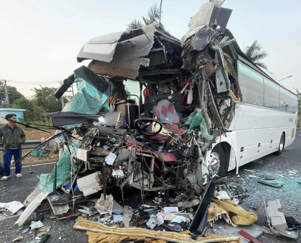Tài xế tử vong, nhiều hành khách bị thương sau cú tông của xe khách vào đuôi xe container -0