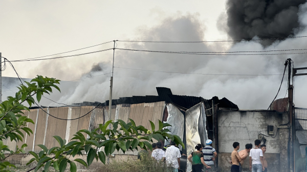Hơn 3 giờ dập tắt đám cháy tại 2 xưởng sản xuất rộng khoảng 3.000m2 ở Hóc Môn -0