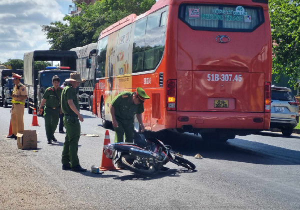 Xe khách Phương Trang vượt ẩu gây tai nạn khiến 2 học sinh tử vong -0