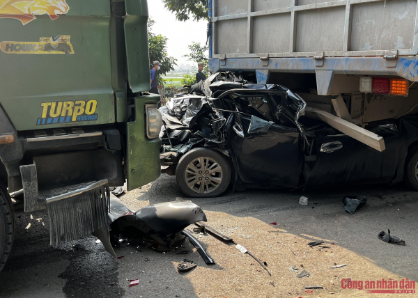 Tai nạn liên hoàn, ô tô lọt gầm xe tải khiến ba người thương vong -0