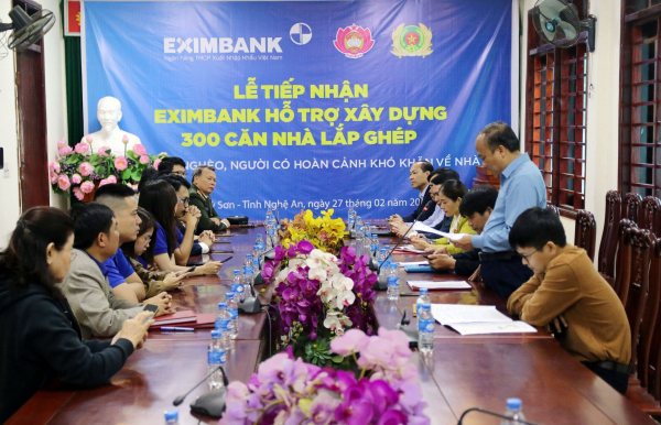 Eximbank trao tặng nhà lắp ghép cho 300 hộ nghèo huyện biên giới Kỳ Sơn tỉnh Nghệ An -1
