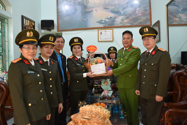Đoàn Công tác Cục Công tác Đảng và Công tác Chính trị Bộ Công an tặng quà gia đình chính sách tại Điện Biên -1