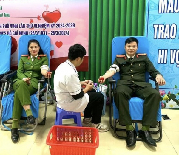 Nữ Đại úy Công an cùng đồng đội hiến máu cứu bệnh nhân qua cơn nguy kịch -0