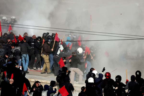Biểu tình biến thành bạo lực, sinh viên đụng độ cảnh sát tại Hy Lạp -0