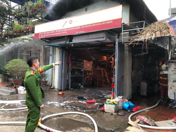 Kịp thời ngăn vụ cháy lan sang 4 nhà dân ở Hà Nội -0