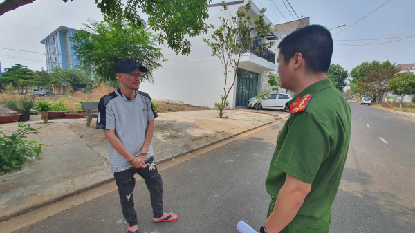 Bắt nhóm đối tượng chuyên dùng đá đập kính ô tô trộm tài sản -0