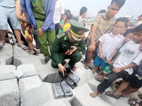 Quảng Ngãi phát hiện 4kg cocaine trôi dạt vào bờ biển -0