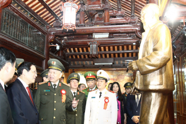 Bộ trưởng Tô Lâm dâng hương tưởng niệm Chủ tịch Hồ Chí Minh -0