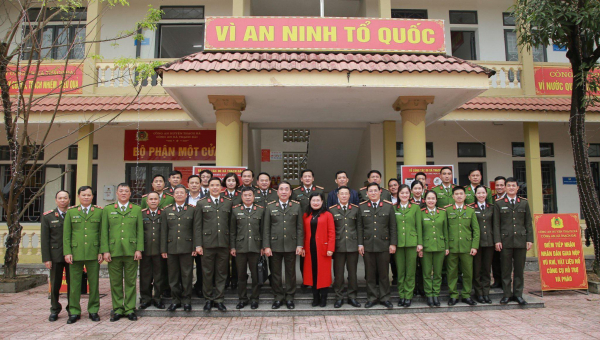 Thứ trưởng Trần Quốc Tỏ thăm, làm việc tại Công an xã ở Hà Tĩnh -0