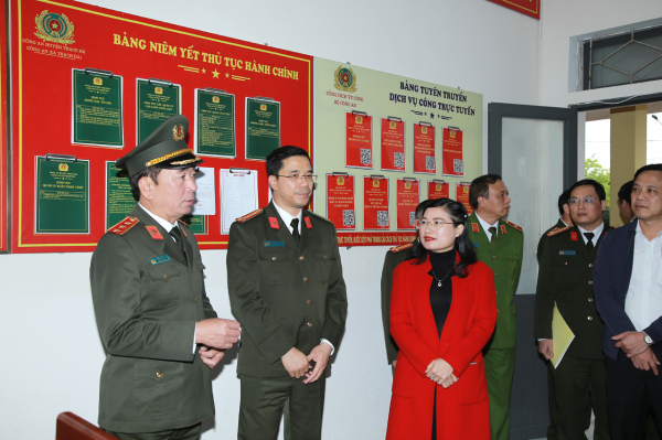 Thứ trưởng Trần Quốc Tỏ thăm, làm việc tại Công an xã ở Hà Tĩnh -0