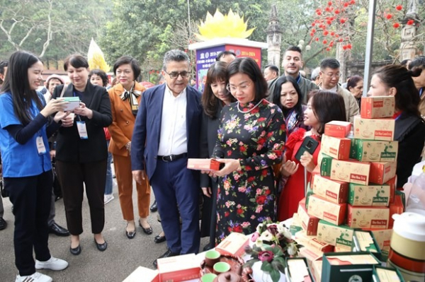 Foreign diplomats join friendship spring tour in Hanoi -0