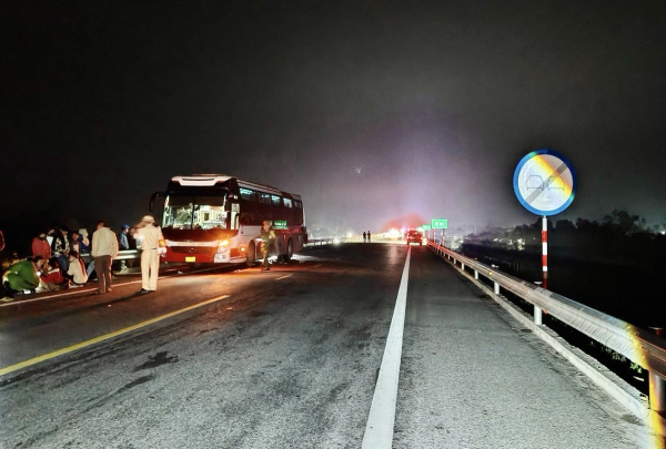 Tai nạn trên cao tốc Cam Lộ - La Sơn: Xe tải nổ lốp, dừng bất ngờ; nạn nhân tử vong và bị thương đều ở Nghệ An -0