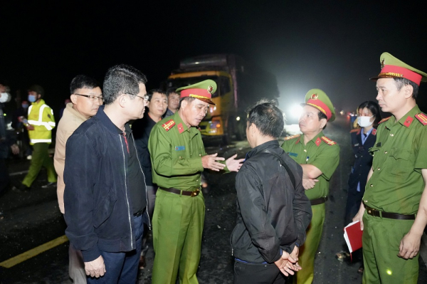 Tai nạn trên cao tốc Cam Lộ - La Sơn: Xe tải nổ lốp, dừng bất ngờ; nạn nhân tử vong và bị thương đều ở Nghệ An -0