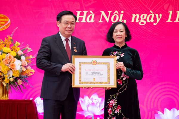 Trao Huy hiệu 40 năm tuổi Đảng tặng Chủ tịch Quốc hội Vương Đình Huệ -0