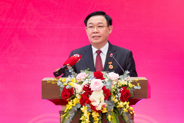 Trao Huy hiệu 40 năm tuổi Đảng tặng Chủ tịch Quốc hội Vương Đình Huệ -0