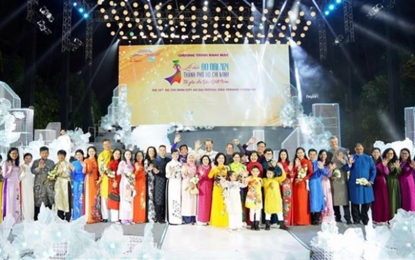 Beauty of ‘ao dai’ promoted to international friends -0