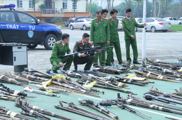 Công an tỉnh Lào Cai tiếp nhận hơn 400 súng tự chế và công cụ hỗ trợ -0