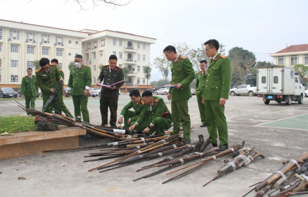Công an tỉnh Lào Cai tiếp nhận hơn 400 súng tự chế và công cụ hỗ trợ -1