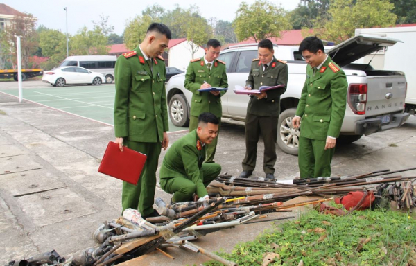 Công an tỉnh Lào Cai tiếp nhận hơn 400 súng tự chế và công cụ hỗ trợ -3