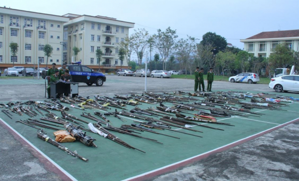 Công an tỉnh Lào Cai tiếp nhận hơn 400 súng tự chế và công cụ hỗ trợ -4