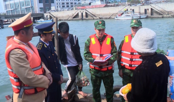 Cảnh sát đường thủy quyết tâm “dẹp nạn” bán hàng rong trên vịnh Hạ Long -0