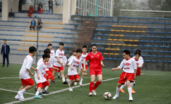 Các tuyển thủ Việt Nam giao lưu cùng các em nhỏ làng trẻ SOS -0