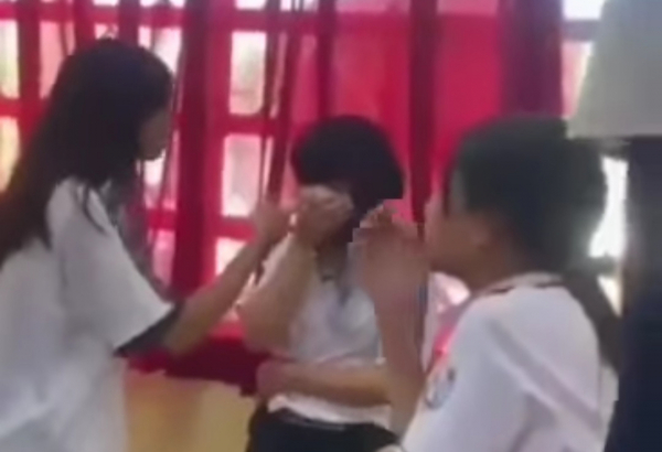 Nữ sinh đánh bạn túi bụi vì làm hư cây son -1