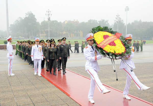 Đoàn đại biểu  vào viếng Lăng Chủ tịch Hồ Chí Minh -0