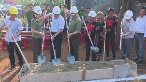 Bộ Công an triển khai xây dựng 1.200 căn nhà cho các hộ nghèo trên địa bàn Đắk Lắk -0