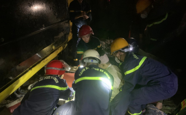 Lật xe khách giường nằm ở Quảng Trị khiến 13 người bị thương -1